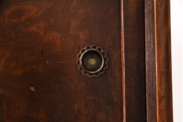 昭和中期の茶棚の見た目を変えずに綺麗にリペア!可動部の調整。現状に近しい色味に着色し、ウレタン塗膜、ワックス仕上げ。(しゅうのうだな、とだな、茶箪笥)