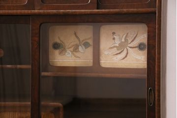 昭和中期の茶棚の見た目を変えずに綺麗にリペア!可動部の調整。現状に近しい色味に着色し、ウレタン塗膜、ワックス仕上げ。(しゅうのうだな、とだな、茶箪笥)
