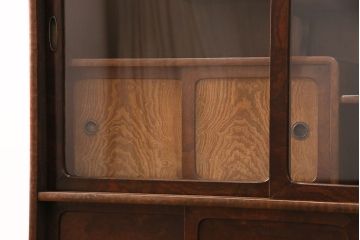 昭和中期の茶棚の見た目を変えずに綺麗にリペア!可動部の調整。現状に近しい色味に着色し、ウレタン塗膜、ワックス仕上げ。(しゅうのうだな、とだな、茶箪笥)
