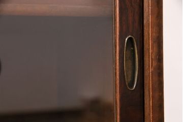昭和中期の茶棚の見た目を変えずに綺麗にリペア!可動部の調整。現状に近しい色味に着色し、ウレタン塗膜、ワックス仕上げ。(しゅうのうだな、とだな、茶箪笥)