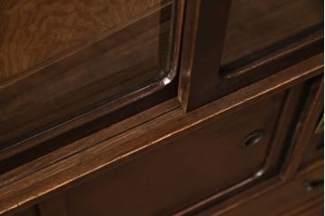 昭和中期の茶棚の見た目を変えずに綺麗にリペア!可動部の調整。現状に近しい色味に着色し、ウレタン塗膜、ワックス仕上げ。(しゅうのうだな、とだな、茶箪笥)