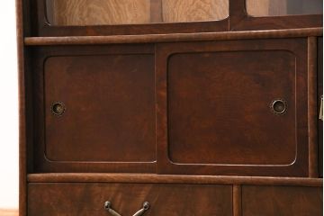 昭和中期の茶棚の見た目を変えずに綺麗にリペア!可動部の調整。現状に近しい色味に着色し、ウレタン塗膜、ワックス仕上げ。(しゅうのうだな、とだな、茶箪笥)