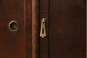 昭和中期の茶棚の見た目を変えずに綺麗にリペア!可動部の調整。現状に近しい色味に着色し、ウレタン塗膜、ワックス仕上げ。(しゅうのうだな、とだな、茶箪笥)