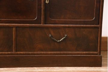 昭和中期の茶棚の見た目を変えずに綺麗にリペア!可動部の調整。現状に近しい色味に着色し、ウレタン塗膜、ワックス仕上げ。(しゅうのうだな、とだな、茶箪笥)