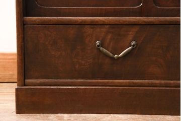 昭和中期の茶棚の見た目を変えずに綺麗にリペア!可動部の調整。現状に近しい色味に着色し、ウレタン塗膜、ワックス仕上げ。(しゅうのうだな、とだな、茶箪笥)