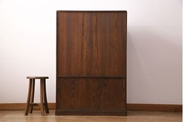 昭和中期の茶棚の見た目を変えずに綺麗にリペア!可動部の調整。現状に近しい色味に着色し、ウレタン塗膜、ワックス仕上げ。(しゅうのうだな、とだな、茶箪笥)