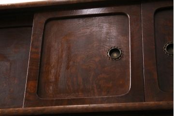 昭和中期の茶棚の見た目を変えずに綺麗にリペア!可動部の調整。現状に近しい色味に着色し、ウレタン塗膜、ワックス仕上げ。(しゅうのうだな、とだな、茶箪笥)