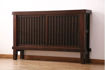 明治期の水屋箪笥をリペア&カスタム!収納部をセパレートさせ、棚板を新たに製作。框の耳の間を埋め木加工した天板を取り付け。1トーン落ち着いた色味に着色し仕上げ。(収納棚、戸棚、食器棚、下駄箱)