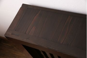 明治期の水屋箪笥をリペア&カスタム!収納部をセパレートさせ、棚板を新たに製作。框の耳の間を埋め木加工した天板を取り付け。1トーン落ち着いた色味に着色し仕上げ。(収納棚、戸棚、食器棚、下駄箱)