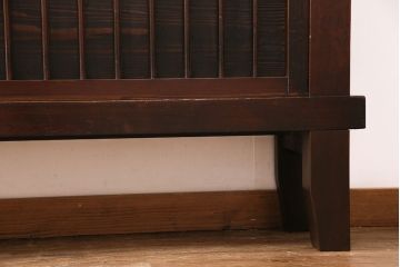 明治期の水屋箪笥をリペア&カスタム!収納部をセパレートさせ、棚板を新たに製作。框の耳の間を埋め木加工した天板を取り付け。1トーン落ち着いた色味に着色し仕上げ。(収納棚、戸棚、食器棚、下駄箱)