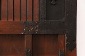 明治期の蔵戸をリペア&カスタム!設置場所に合わせてリサイズ。金具は黒色に着色。(玄関戸、引き戸、建具)