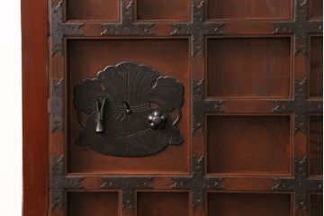 明治期の蔵戸をリペア&カスタム!設置場所に合わせてリサイズ。金具は黒色に着色。(玄関戸、引き戸、建具)