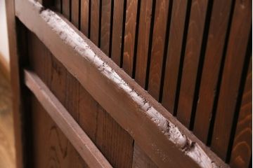 明治期の蔵戸をリペア&カスタム!設置場所に合わせてリサイズ。金具は黒色に着色。(玄関戸、引き戸、建具)