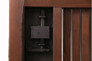 明治期の蔵戸をリペア&カスタム!設置場所に合わせてリサイズ。金具は黒色に着色。(玄関戸、引き戸、建具)