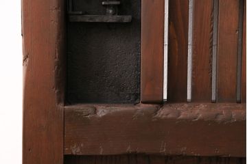 明治期の蔵戸をリペア&カスタム!設置場所に合わせてリサイズ。金具は黒色に着色。(玄関戸、引き戸、建具)