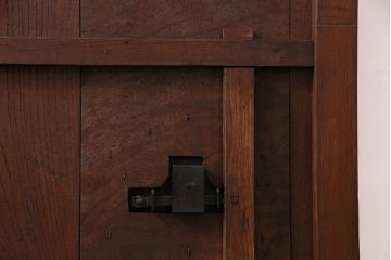 明治期の蔵戸をリペア&カスタム!設置場所に合わせてリサイズ。金具は黒色に着色。(玄関戸、引き戸、建具)