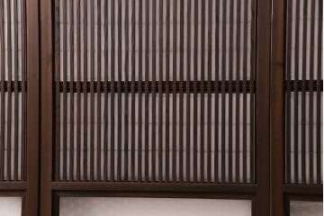 昭和初期の格子戸3枚をリペア&カスタム!設置場所に合わせてリサイズ。戸車を取り付け。ガラスを麻の葉模様ガラスに入れ替え。裏障子はプラスチック障子に張り替え。ウォールナット色に着色し仕上げ。(引き戸、建具)
