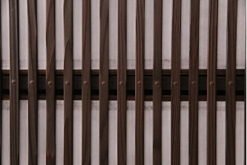 昭和初期の格子戸3枚をリペア&カスタム!設置場所に合わせてリサイズ。戸車を取り付け。ガラスを麻の葉模様ガラスに入れ替え。裏障子はプラスチック障子に張り替え。ウォールナット色に着色し仕上げ。(引き戸、建具)