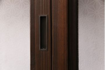 昭和初期の格子戸3枚をリペア&カスタム!設置場所に合わせてリサイズ。戸車を取り付け。ガラスを麻の葉模様ガラスに入れ替え。裏障子はプラスチック障子に張り替え。ウォールナット色に着色し仕上げ。(引き戸、建具)