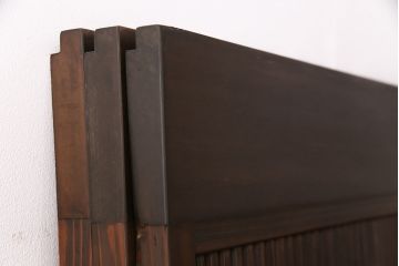 昭和初期の格子戸3枚をリペア&カスタム!設置場所に合わせてリサイズ。戸車を取り付け。ガラスを麻の葉模様ガラスに入れ替え。裏障子はプラスチック障子に張り替え。ウォールナット色に着色し仕上げ。(引き戸、建具)
