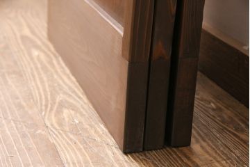 昭和初期の格子戸3枚をリペア&カスタム!設置場所に合わせてリサイズ。戸車を取り付け。ガラスを麻の葉模様ガラスに入れ替え。裏障子はプラスチック障子に張り替え。ウォールナット色に着色し仕上げ。(引き戸、建具)