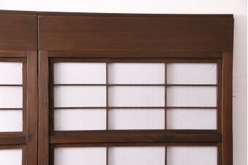 昭和初期の格子戸3枚をリペア&カスタム!設置場所に合わせてリサイズ。戸車を取り付け。ガラスを麻の葉模様ガラスに入れ替え。裏障子はプラスチック障子に張り替え。ウォールナット色に着色し仕上げ。(引き戸、建具)