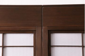 昭和初期の格子戸3枚をリペア&カスタム!設置場所に合わせてリサイズ。戸車を取り付け。ガラスを麻の葉模様ガラスに入れ替え。裏障子はプラスチック障子に張り替え。ウォールナット色に着色し仕上げ。(引き戸、建具)