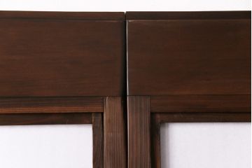 昭和初期の格子戸3枚をリペア&カスタム!設置場所に合わせてリサイズ。戸車を取り付け。ガラスを麻の葉模様ガラスに入れ替え。裏障子はプラスチック障子に張り替え。ウォールナット色に着色し仕上げ。(引き戸、建具)