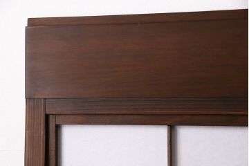 昭和初期の格子戸3枚をリペア&カスタム!設置場所に合わせてリサイズ。戸車を取り付け。ガラスを麻の葉模様ガラスに入れ替え。裏障子はプラスチック障子に張り替え。ウォールナット色に着色し仕上げ。(引き戸、建具)