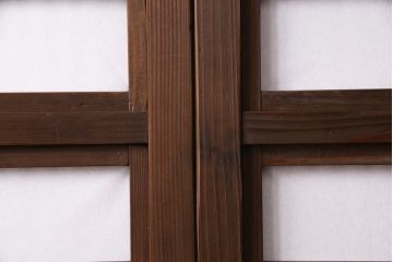 昭和初期の格子戸3枚をリペア&カスタム!設置場所に合わせてリサイズ。戸車を取り付け。ガラスを麻の葉模様ガラスに入れ替え。裏障子はプラスチック障子に張り替え。ウォールナット色に着色し仕上げ。(引き戸、建具)
