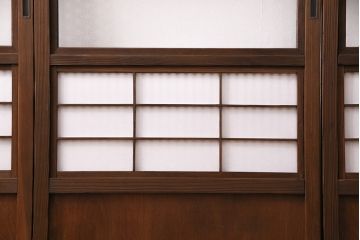 昭和初期の格子戸3枚をリペア&カスタム!設置場所に合わせてリサイズ。戸車を取り付け。ガラスを麻の葉模様ガラスに入れ替え。裏障子はプラスチック障子に張り替え。ウォールナット色に着色し仕上げ。(引き戸、建具)