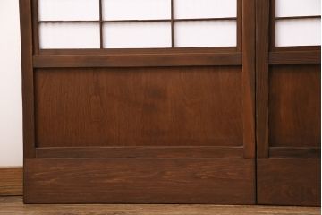 昭和初期の格子戸3枚をリペア&カスタム!設置場所に合わせてリサイズ。戸車を取り付け。ガラスを麻の葉模様ガラスに入れ替え。裏障子はプラスチック障子に張り替え。ウォールナット色に着色し仕上げ。(引き戸、建具)
