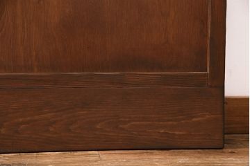 昭和初期の格子戸3枚をリペア&カスタム!設置場所に合わせてリサイズ。戸車を取り付け。ガラスを麻の葉模様ガラスに入れ替え。裏障子はプラスチック障子に張り替え。ウォールナット色に着色し仕上げ。(引き戸、建具)