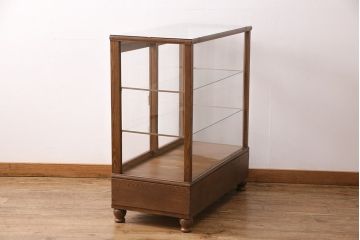 昭和中期のガラスケースの見た目を変えずに綺麗にリペア!傷んだ木部の交換。破損したガラスの入れ替え。明るい茶色で着色し仕上げ。(ショーケース、陳列棚)