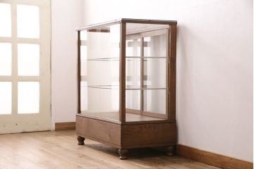 昭和中期のガラスケースの見た目を変えずに綺麗にリペア!傷んだ木部の交換。破損したガラスの入れ替え。明るい茶色で着色し仕上げ。(ショーケース、陳列棚)