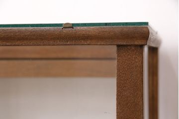 昭和中期のガラスケースの見た目を変えずに綺麗にリペア!傷んだ木部の交換。破損したガラスの入れ替え。明るい茶色で着色し仕上げ。(ショーケース、陳列棚)