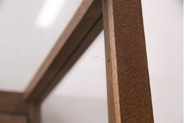 昭和中期のガラスケースの見た目を変えずに綺麗にリペア!傷んだ木部の交換。破損したガラスの入れ替え。明るい茶色で着色し仕上げ。(ショーケース、陳列棚)