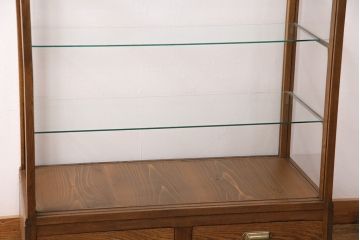 昭和中期のガラスケースの見た目を変えずに綺麗にリペア!傷んだ木部の交換。破損したガラスの入れ替え。明るい茶色で着色し仕上げ。(ショーケース、陳列棚)