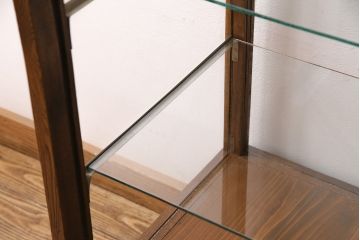 昭和中期のガラスケースの見た目を変えずに綺麗にリペア!傷んだ木部の交換。破損したガラスの入れ替え。明るい茶色で着色し仕上げ。(ショーケース、陳列棚)