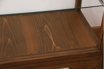 昭和中期のガラスケースの見た目を変えずに綺麗にリペア!傷んだ木部の交換。破損したガラスの入れ替え。明るい茶色で着色し仕上げ。(ショーケース、陳列棚)