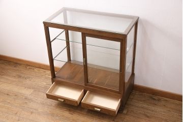 昭和中期のガラスケースの見た目を変えずに綺麗にリペア!傷んだ木部の交換。破損したガラスの入れ替え。明るい茶色で着色し仕上げ。(ショーケース、陳列棚)