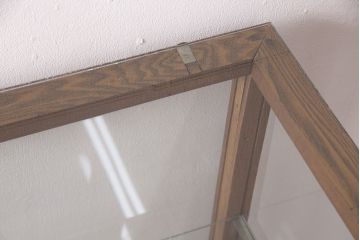 昭和中期のガラスケースの見た目を変えずに綺麗にリペア!傷んだ木部の交換。破損したガラスの入れ替え。明るい茶色で着色し仕上げ。(ショーケース、陳列棚)
