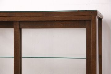 昭和中期のガラスケースの見た目を変えずに綺麗にリペア!傷んだ木部の交換。破損したガラスの入れ替え。明るい茶色で着色し仕上げ。(ショーケース、陳列棚)