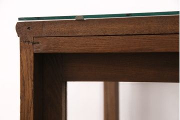 昭和中期のガラスケースの見た目を変えずに綺麗にリペア!傷んだ木部の交換。破損したガラスの入れ替え。明るい茶色で着色し仕上げ。(ショーケース、陳列棚)