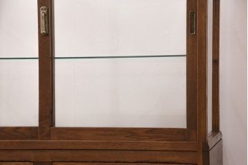 昭和中期のガラスケースの見た目を変えずに綺麗にリペア!傷んだ木部の交換。破損したガラスの入れ替え。明るい茶色で着色し仕上げ。(ショーケース、陳列棚)