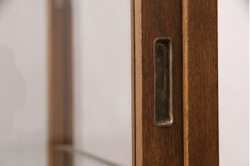 昭和中期のガラスケースの見た目を変えずに綺麗にリペア!傷んだ木部の交換。破損したガラスの入れ替え。明るい茶色で着色し仕上げ。(ショーケース、陳列棚)