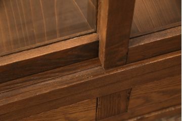 昭和中期のガラスケースの見た目を変えずに綺麗にリペア!傷んだ木部の交換。破損したガラスの入れ替え。明るい茶色で着色し仕上げ。(ショーケース、陳列棚)