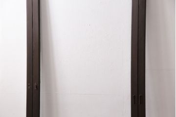 ガラス戸4枚をリペア&カスタム!設置場所に合わせてリサイズ。引き手、戸車を取り付け。濃い茶色で着色し仕上げ。(引き戸、建具)