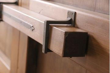 大正昭和初期の門扉一対をリペア&カスタム!耐荷重蝶番を取り付け。剥離後、明るい茶色に着色し、仕上げ。(木製ドア、建具)