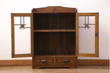昭和初期の戸棚をリペア&カスタム!建具はダイヤガラスに入れ替え。引き手、取っ手を取り替え。現状に近しい色味に着色し仕上げ。(収納棚、本棚、キャビネット)